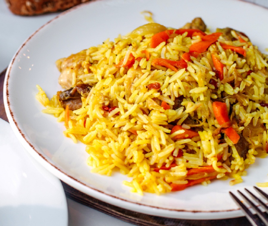 Рецепт плова: мясо халяль, растительное масло, морковь, кумин, зира, лук, рис, перец, чеснок, куркума